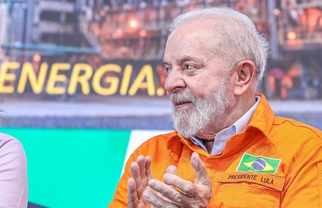O presidente Luiz Inácio Lula da Silva em Pernambuco visitando uma planta da Petrobras