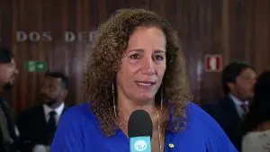 Jandira Feghali homenageia Lenin