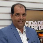 Foto do apresentador André Estanislau no cenário do Cidade Alerta Pernambuco