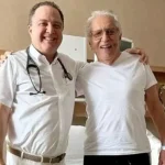Foto do apresentador Carlos Alberto de Nóbrega ao lado do médico Roberto Kalil