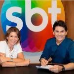 Foto do apresentador Cesar Filho ao lado de Daniela Beyruti