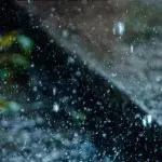 Foto mostra calçada com água da chuva