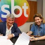 Foto de Cléber Machado e Daniela Beyruti na sala de reuniões do SBT