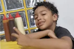 Menino | O menino brincava próximo à barraca de seu pai, que trabalha no local há três anos | Foto: Reprodução/Arquivo pessoal