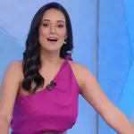 Foto da jornalista Lívia Nepomuceno no estúdio do Jogo Aberto, programa da Band