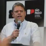 governo de sp - governadores lula - educação financeira - Tarcísio de Freitas segurando um microfone