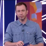 Tiago Leifert no estúdio do Big Brother Brasil, da TV Globo