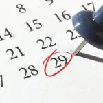 Imagem de um calendário, que mostra os dias de fevereiro. O dia 29 está circulado em vermelho