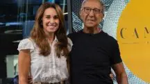 O empresário Abilio Diniz, vestido de camiseta preta, ao lado de sua mulher, Geyze Diniz. Na imagem, eles aparecem com as mãos na cintura um do outro