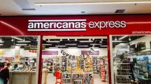 Imagem de uma loja da Americanas, com uma placa vermelho em cima e o nome da empresa na cor branca