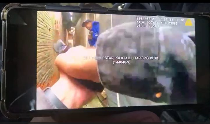 Rota | As imagens mostram Cosmo avançando por uma viela, quando surge um criminoso, vestido de azul. O bandido atira contra o rosto do policial e corre | Foto: Arquivo/Polícia Militar de São Paulo