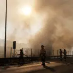 Bombeiros trabalham durante a propagação de incêndios florestais em Vina del Mar, no Chile - 3/2/2024 | Foto: Sofia Yanjari/Reuters