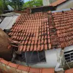 A casa que foi atingida por uma pedra gigante, em virtude de um deslizamento de terra, em Aparecida