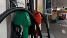 Gasolina | De acordo com a pesquisa de preços da Agência Nacional do Petróleo, Gás e Biocombustíveis (ANP), o preço médio da gasolina no país subirá de R$ 5,56 para R$ 5,71 por litro | Foto: Fernando Frazão/Agência Brasil