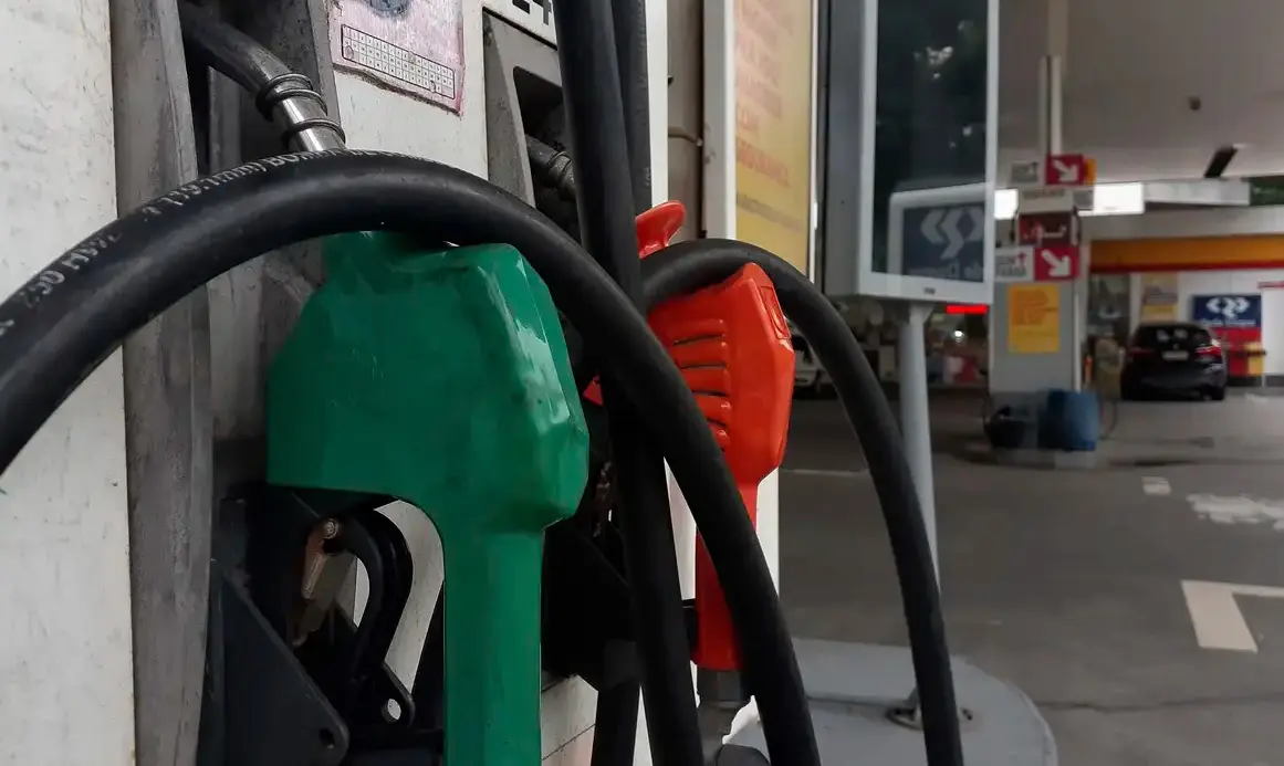 Gasolina | De acordo com a pesquisa de preços da Agência Nacional do Petróleo, Gás e Biocombustíveis (ANP), o preço médio da gasolina no país subirá de R$ 5,56 para R$ 5,71 por litro | Foto: Fernando Frazão/Agência Brasil