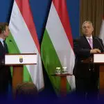 O primeiro-ministro da Suécia, Ulf Kristersson (à direita), e o premiê da Hungria, Viktor Orbán (à esquerda), durante encontro em Budapeste