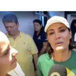 A ex-primeira-dama Michelle Bolsonaro, dentro do trio elétrico que serviu de palco para políticos se manifestarem no ato pela democracia