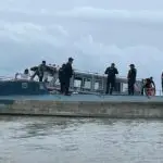 Imagem do submarino encontrado pela Polícia Federal. Na imagem, policiais aparecem no topo da embarcação