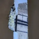 Na imagem, um buraco na parede. A cena se passa na cela do Presídio Federal de Mossoró