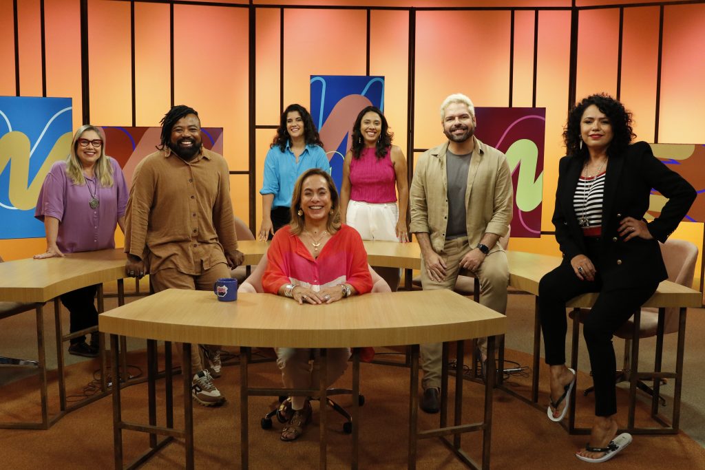 Foto de Cissa Guimarães ao lado do novo elenco do Sem Censura