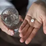 remédios dengue - Conforme os infectologistas, os dois medicamentos mais indicados para amenizar os sintomas da dengue são o paracetamol e a dipirona | Foto: Reprodução/Freepik