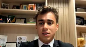 Nikolas Ferreira disse que a população tem medo de se manifestar por causa das condenações pelos atos do 8 de janeiro de 2023 | Foto: Reprodução/Revista Oeste