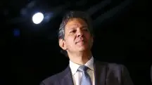 O ministro Fernando Haddad, com um fundo preto | O projeto, de 2022, prevê ações emergenciais e temporárias para o setor de eventos, como forma de compensar as medidas de combate à pandemia do covid-19, a exemplo do lockdown | Foto: Marcelo Camargo/Agência Brasil