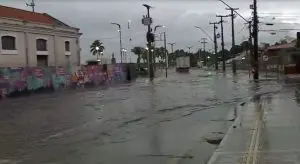 Imagem registra alagamento numa rua do Maranhão, como consequência da chuva
