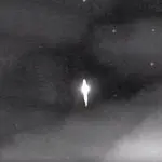 Imagem em preto e branco mostra o objeto luminoso