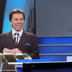 Foto do apresentador Silvio Santos no estúdio do Show do Milhão