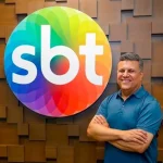 Foto do narrador Téo José ao lado do logotipo do SBT