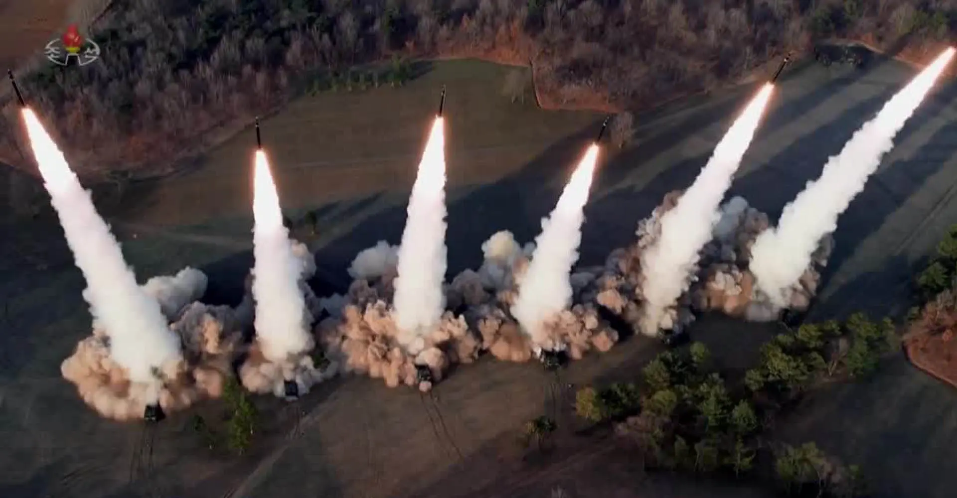 Coreia do Norte divulga imagens de Kim Jong Un supervisionando exercícios de lançamento de foguetes ‘supergrandes’ em um lugar não identificado no oeste do país (18/03/2024) | Foto: KNCA via Reuters