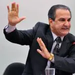 O pastor Silas Malafaia, em audiência no Congresso Nacional. Ele usa terno preto, camisa clara e gravata escura. Gesticula com as duas mãos, de palmas abertas