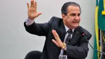 O pastor Silas Malafaia, em audiência no Congresso Nacional. Ele usa terno preto, camisa clara e gravata escura. Gesticula com as duas mãos, de palmas abertas