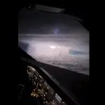 O piloto, responsável por filmar o momento do jato azul, contempla o céu escuro e com nuvens