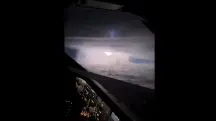 O piloto, responsável por filmar o momento do jato azul, contempla o céu escuro e com nuvens