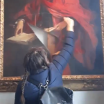 Manifestante vandaliza obra centenária na Universidade de Cambridge
