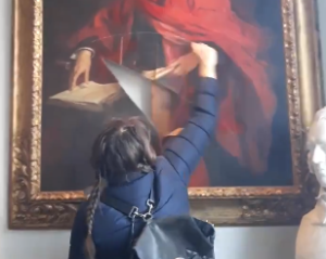 Manifestante vandaliza obra centenária na Universidade de Cambridge
