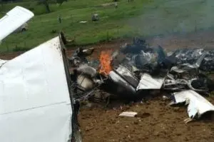 Foto do avião pegando fogo no interior da Bahia