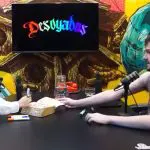 Clara pinta a Bíblia com as cores do coletivo LGBTQ em meio a uma entrevista num podcast