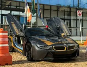 BMW I8 com adesivo da Polícia Federal