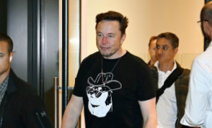 Elon Musk vestindo uma camiseta preta enquanto caminha