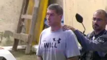 Ronnie Lessa sendo levado pela polícia