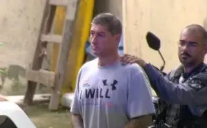 Ronnie Lessa sendo levado pela polícia