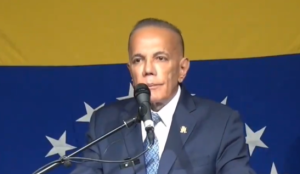 Manuel Rosales com bandeira da Venezuela no fundo