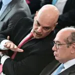 O ministro Alexandre de Moraes (esq) e o decano do STF, Gilmar Mendes, durante a posse de Ricardo Lewandowski no Ministério da Justiça - 01/02/2024 | Foto: Ton Molina/Estadão Conteúdo