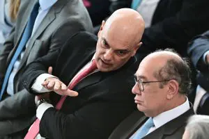 O ministro Alexandre de Moraes (esq) e o decano do STF, Gilmar Mendes, durante a posse de Ricardo Lewandowski no Ministério da Justiça - 01/02/2024 | Foto: Ton Molina/Estadão Conteúdo