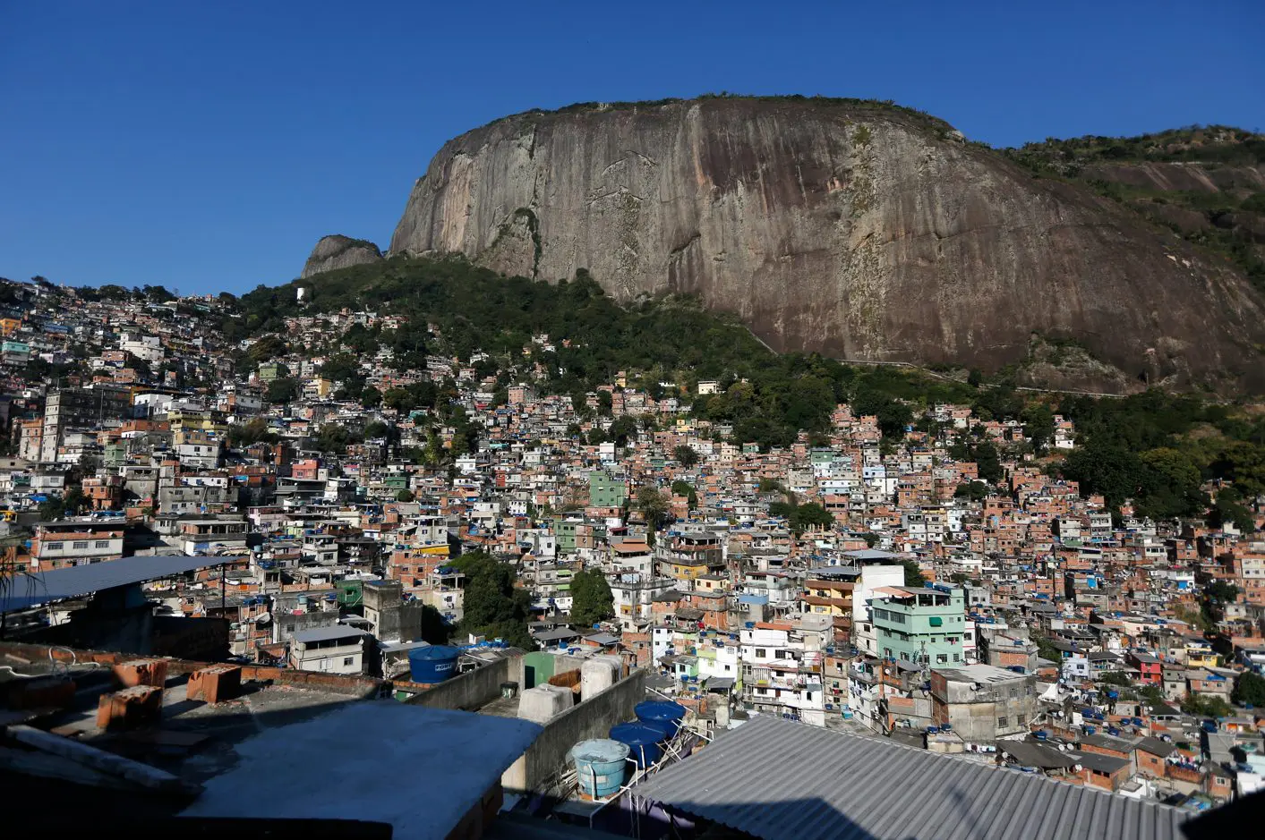 Uma visão geral da Favela da Rocinha, incluída no programa 'Unidade de Polícia Pacificadora', que começou em 2008, no Rio de Janeiro - 24/7/2016. A região sofre tal como a Faixa de Gaza | Foto: Bruno Kelly/Reuters
