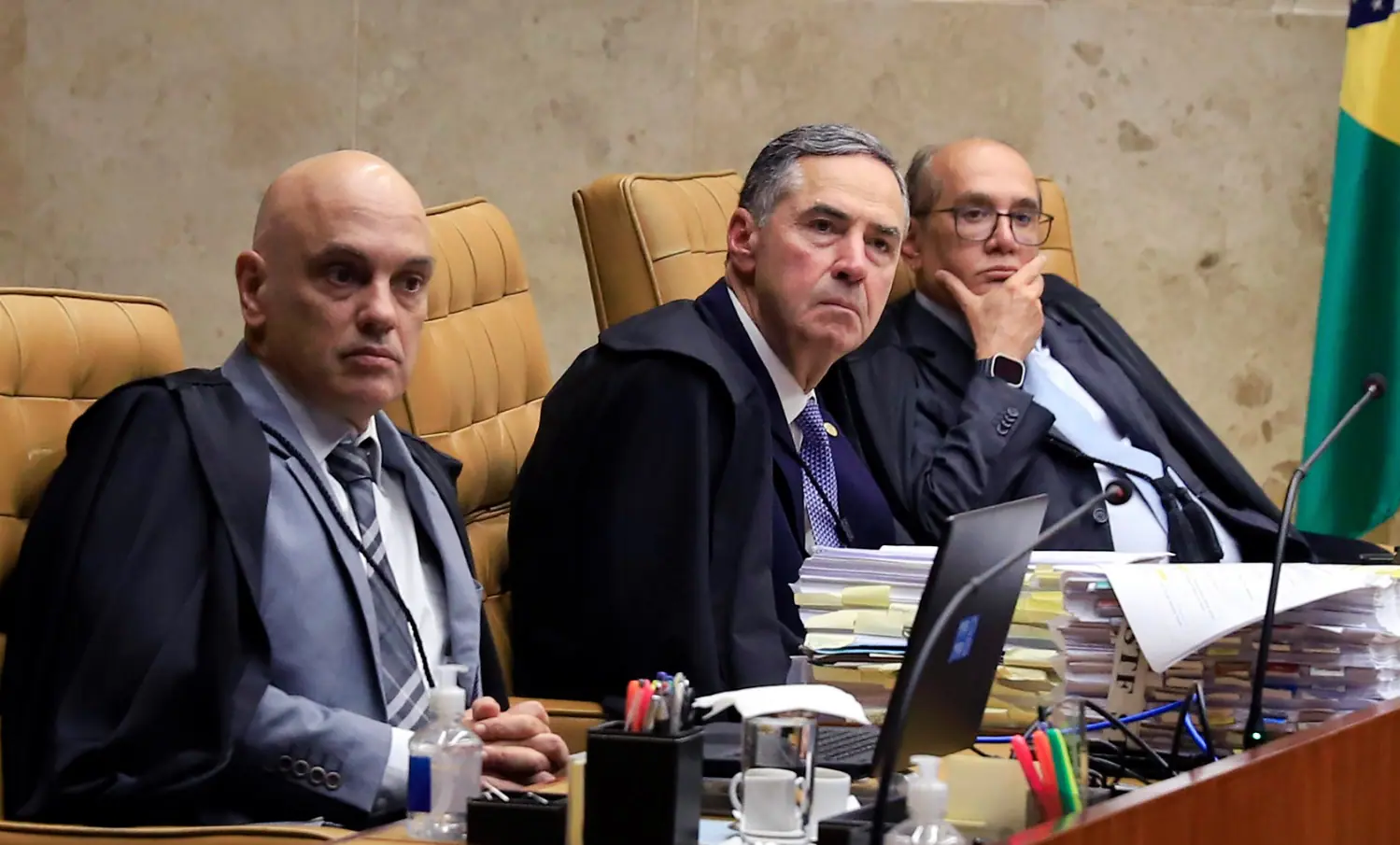 Os ministros Alexandre de Moraes, Luís Roberto Barroso e Gilmar Mendes, em sessão no Supremo Tribunal Federal