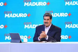 Ditador Nicolás Maduro na bancada de seu programa "Con Maduro +"